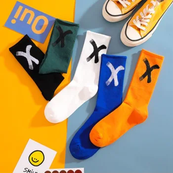 Yeni Düz Renk Pamuk Unisex Çorap Kişilik Harajuku Siyah ve Beyaz Çift Kaykay Örgü Eğlence Spor Moda Çorap